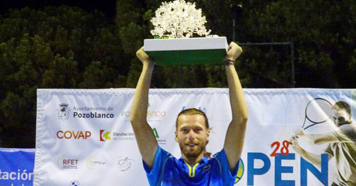 Hugo Grenier con la Encina de Plata de los ganadores del Open Ciudad de Pozoblanco