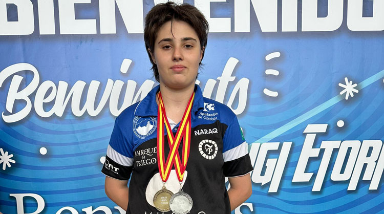 Isabel Conchillo con sus medallas zamoranas