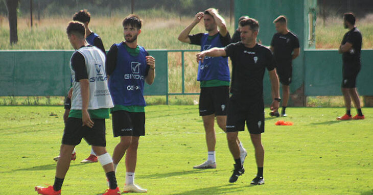 Iván Ania dando instrucciones con el chaval Marc Esteban a su lado.