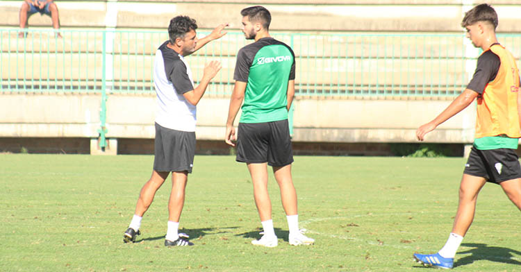 Iván Ania dando instrucciones al delantero Óscar Jiménez.