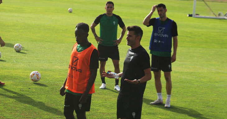 Iván Ania junto a Diarra, con Albarrán y Carracedo al fondo.