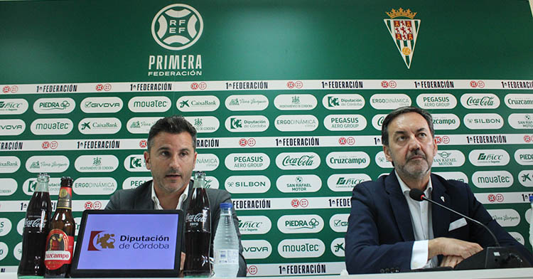 La primera aparición en la sala de prensa de El Arcángel de Iván Ania acompañado por Antonio Fernández Monterrubio.