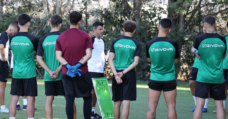 Iván Ania con su pizarra aleccionando a sus jugadores. Foto: CCF