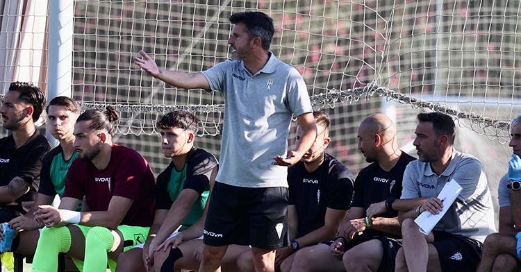 Iván Ania dando instrucciones en el banquillo del Córdoba.