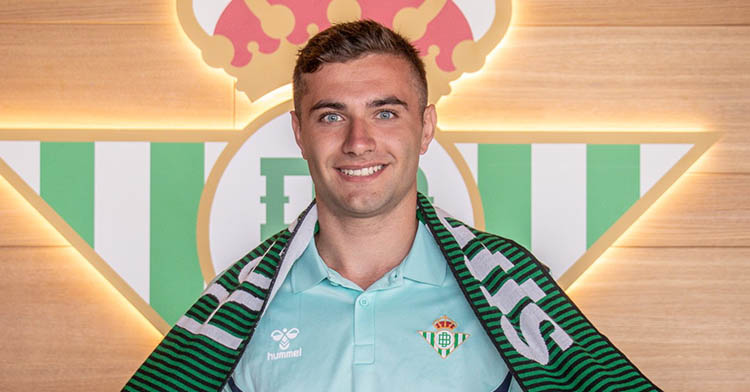 Radiante. Iván Gemes luciendo la bufanda del Betis con su escudo al fondo durante su presentación.