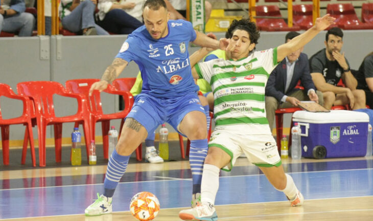 Joaquín exige a un jugador del Valdepeñas hace unos meses. Foto: Córdoba Futsal