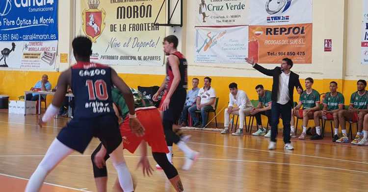 José Antonio Santaella dirigiendo al CB Morón