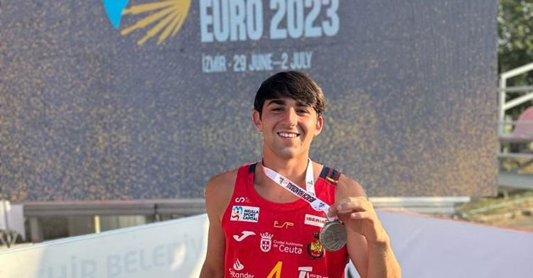 José Luis Castilla posando con su medalla de plata en Izmir. Foto: CBM