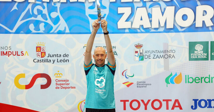 José Luis Machado levantando el título de campeón en Zamora
