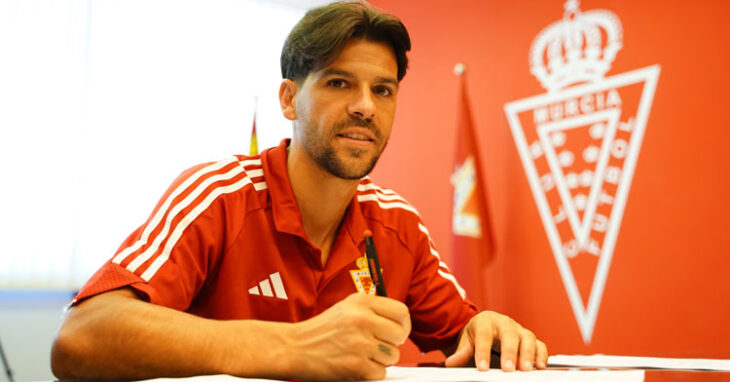 José Ruiz estampando su firma con el Real Murcia. Foto: Real Murcia