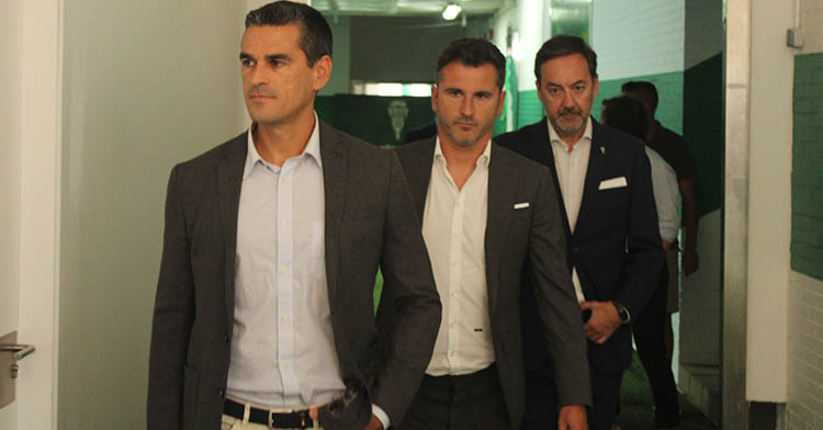 Juanito, por delante de Iván Ania y Antoni Fernández Monterrubio, instantes antes de sufrir un mareo durante la presentación del técnico asturiano.