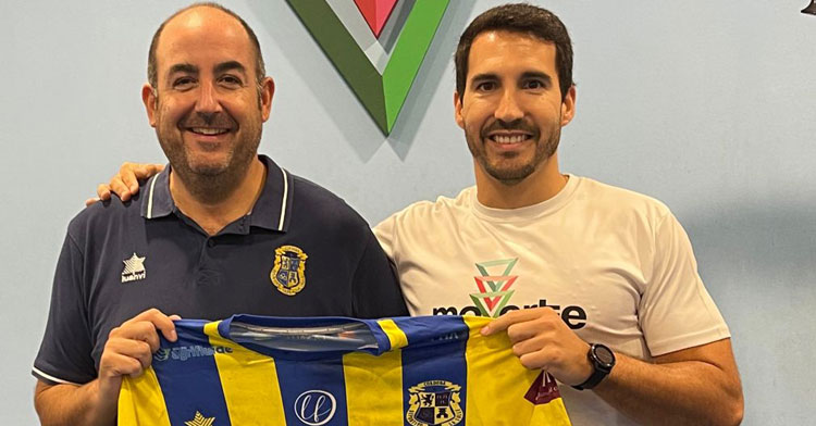 Julián Moldón junto al responsable de balonmano de La Salle, Sergio Amián