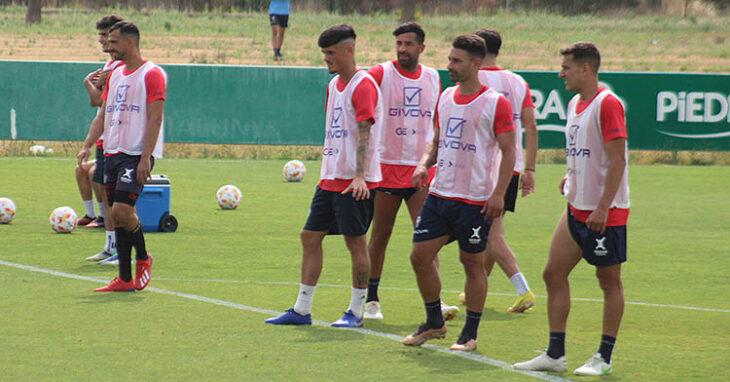 Antonio Caballero, en primer término, junto a Kike Márquez, son dos casos bien distintos, dado que el primero cumplió contrato.y al sanluqueño le restan dos años.