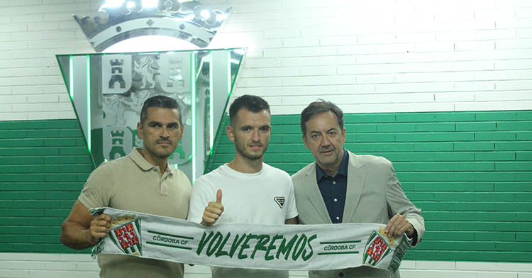 Adrián Lapeña mostrando su pulgar entre Juanito y Monterrubio.