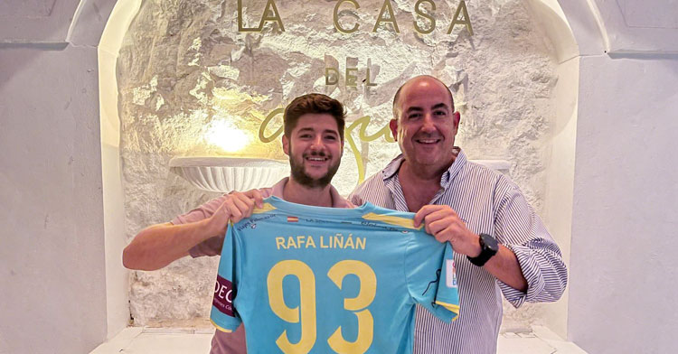 Rafa Liñán posando con la elástica colegial. Foto cedida por el Cordoplás La Salle