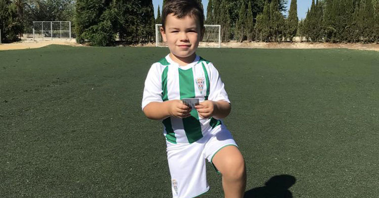 Un pequeño cordobesista ataviado con la indumentaria blanquiverde y su carné en la mano. Foto: CCF