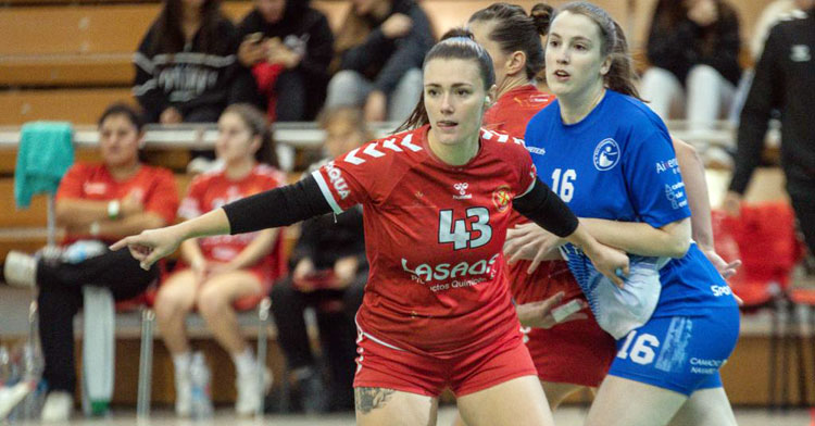 María del Carmen Vergel con la elástica del Balonmano Huesca. Foto cedida por el CBM