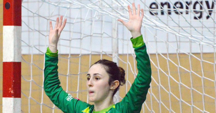 María Flores atenta entre los palos. Foto: CBM