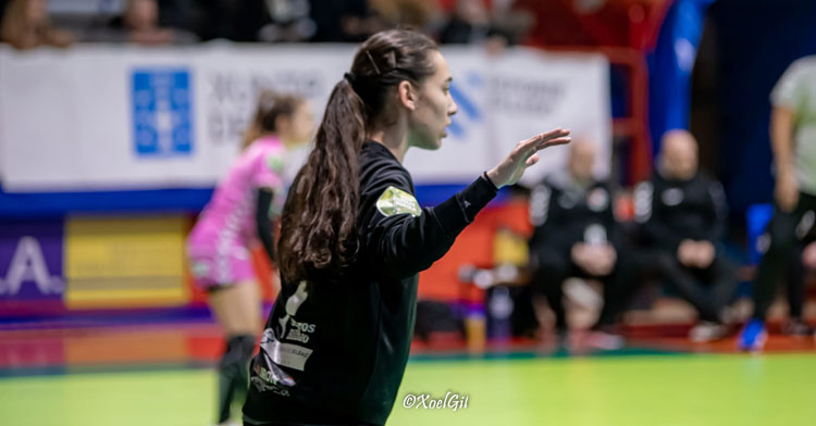 Meriem Ezbida entre las maderas. Foto: Xoel Gil