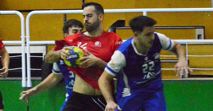 Moisés Godoy marcando a Jota Abad en el partido frente al Cajasur. Foto: CBM