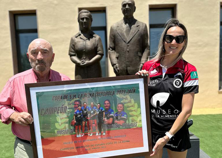 Marija Galonja hace entrega de un cuadro conmemorativo de la consecución de la Copa al empresario Francisco Morales tras sellar el acuerdo de patrocinio