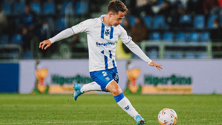 Pablo Larrea antes de golpear el balón jugando con el Tenerife.