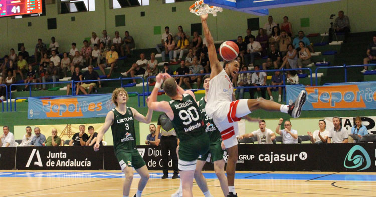 Pablo Tamba tras lograr un espectacular mate en uno de los amistosos de preparación. Foto: FAB