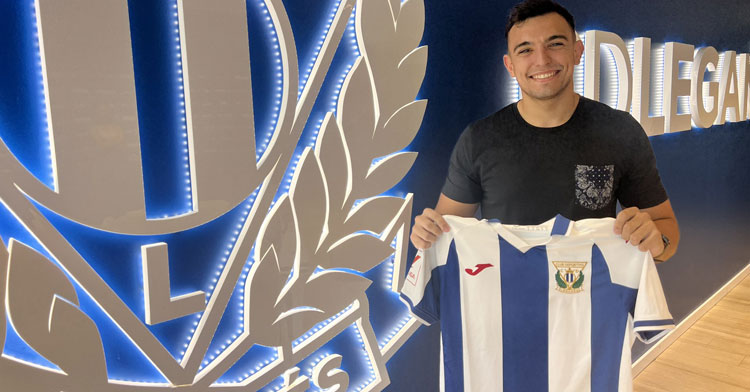 Pedro posando con su nueva camiseta, la pepinera. Foto: CD Leganés FS