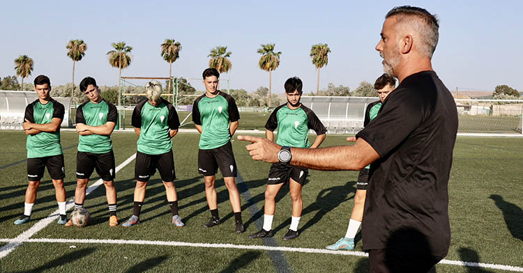 Pedro López dirigiéndose a sus chavales el primer día de pretemporada del División de Honor Juvenil