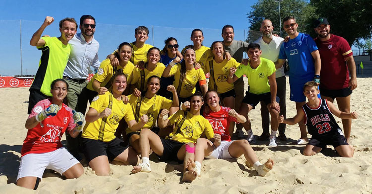 La alegría amarilla sobre la arena de Alcaracejos. Foto: CD Pozoalbense Femenino