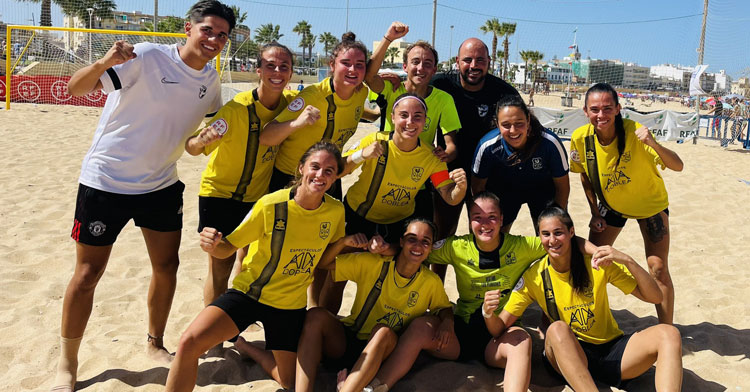 La alegría pozoalbense tras subirse al podio. Foto: CD Pozoalbense Femenino