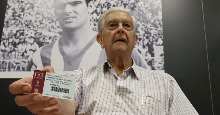 Rafael León, socio número 1 del Córdoba, mostrando su carné. Foto: CCF