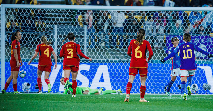 Rocío Gálvez, a la izquierda, tras otro mazazo nipón. Foto: RFEF