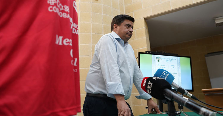 García Román antes de empezar la rueda de prensa. Foto: José Antonio Chacón