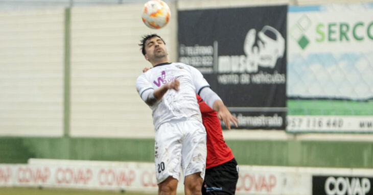 Víctor Díaz jugando con el cuadro blanquillo. Foto: CD Pozoblanco