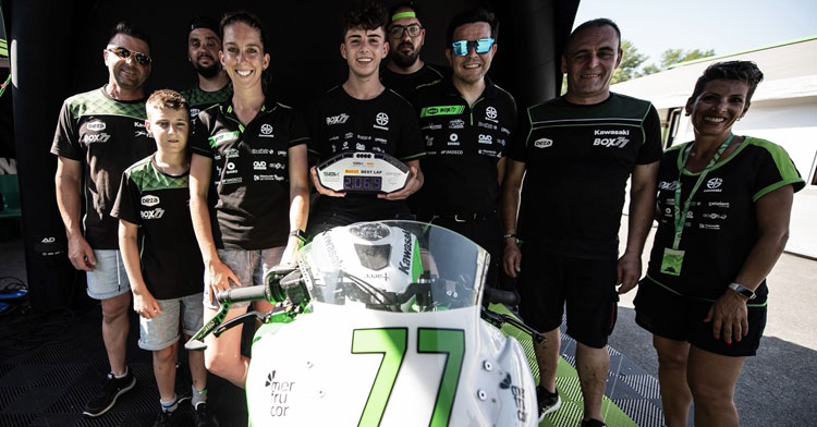 El equipo al completo posando con el trofeo de vuelta rápida de carrera de Pepe Osuna