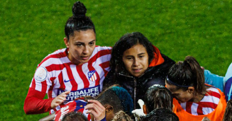 Wifi cambia por unos días la camiseta del Atlético de Madrid por la de la selección. Foto: RFEF