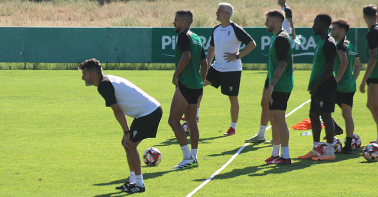 Iván Ania junto a sus hombres en un entrenamiento. Foto: CCF