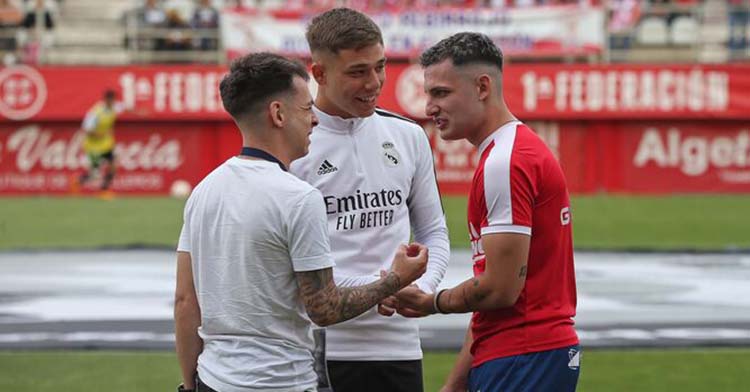 Álvaro Leiva departiendo con antiguos compañeros del Algeciras en su retorno al Nuevo Mirador la pasada campaña en la última jornada de liga.
