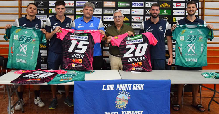 Tiago Sousa, Theodoros Boskos, Lucas Aizen y Tomas Jánosi, los primeros cuatro fichajes presentados por el Ángel Ximénez posando junto a su presidente y Paco Bustos.