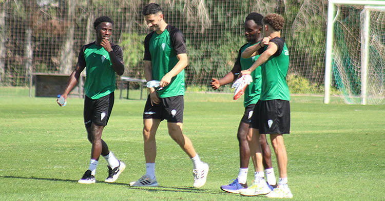 Adilson bromeando con Albarrán, mientras Simo departe como Diarra al término del entrenamiento.