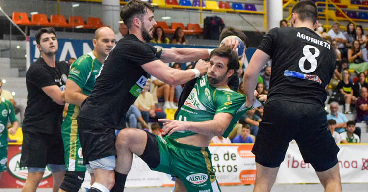 Aitor Gómez en una acción de ataque. Foto: Balonmano Los Dólmenes Antequera