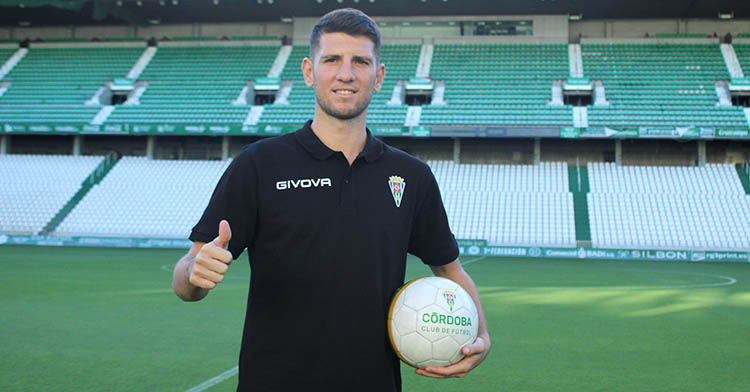 Alberto Toril mostrando su pulgar posando para la cámara de Cordobadeporte.
