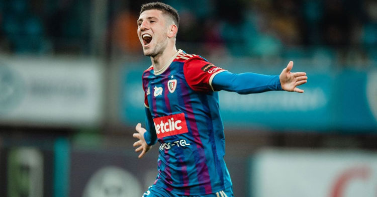Alberto Toril celebrando un gol con el Piast Gliwice polaco.