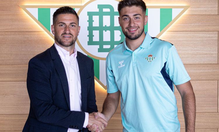 Álex Bernal junto al director deportivo verdiblanco, Rubén Cornejo. Foto: Real Betis Futsal
