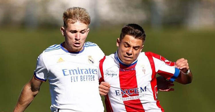 Álvaro Leiva disputando el balón con un jugador del Castilla.