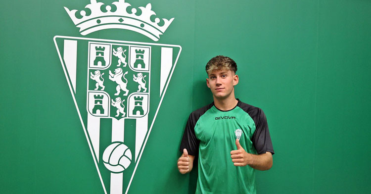 Álvaro Vázquez posando junto a su nuevo escudo. Foto: CCF