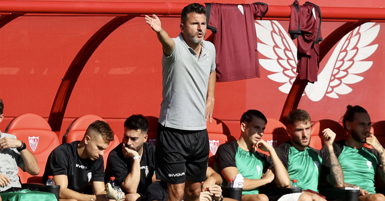 Iván Ania dirigiendo en el Estadio Jesús Navas. Foto: CCF