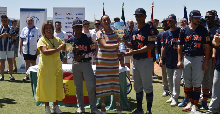 La entrega de premios tras la final de la Copa del Rey de Béisbol