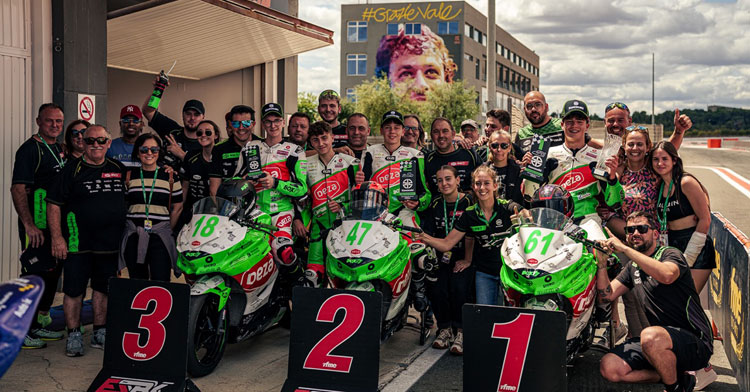 El conjunto del ESBK del Deza Box 77 Racing Team celebrando buenos resultados